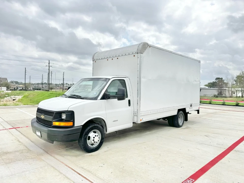 2015 Chevrolet Express - Image 2 of 8