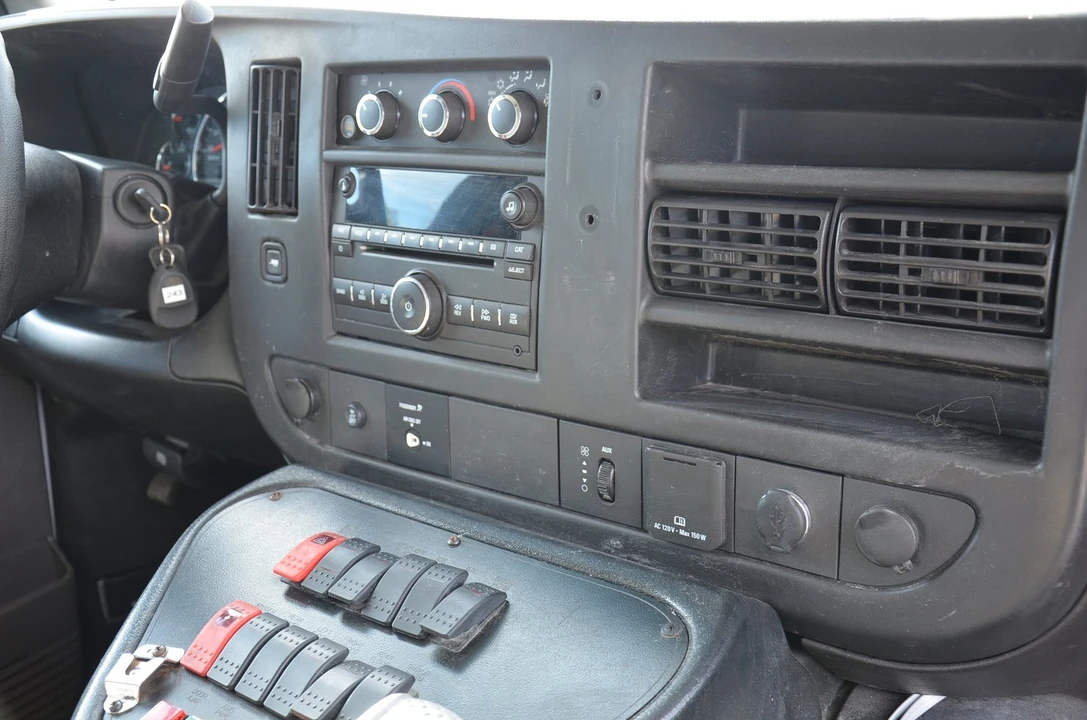 2015 Chevrolet Express - Image 11 of 21