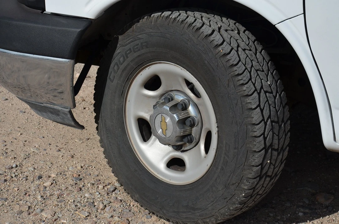 2015 Chevrolet Express - Image 18 of 21