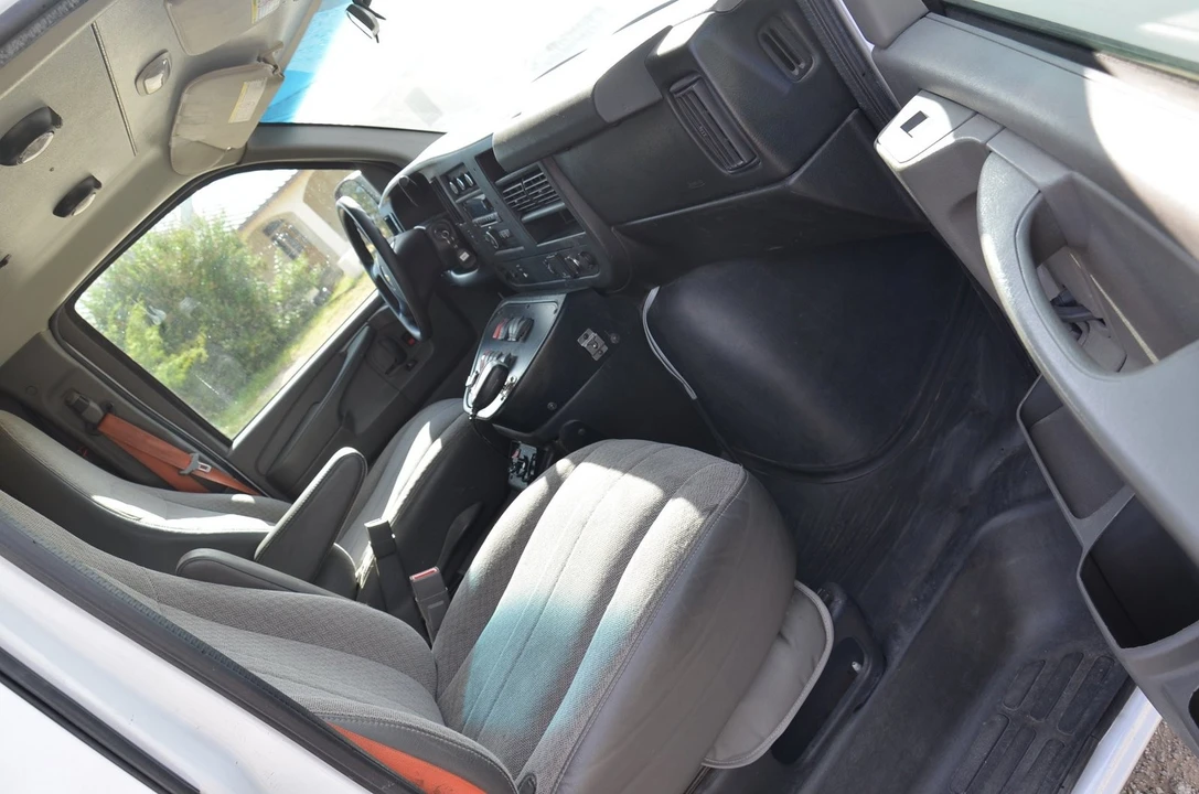 2015 Chevrolet Express - Image 10 of 21