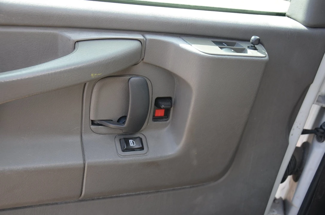 2015 Chevrolet Express - Image 12 of 21