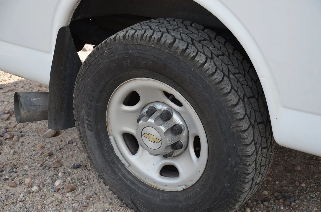 2015 Chevrolet Express - Image 19 of 21