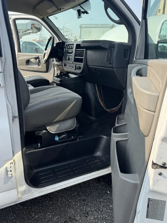 2015 Chevrolet Express - Image 8 of 14