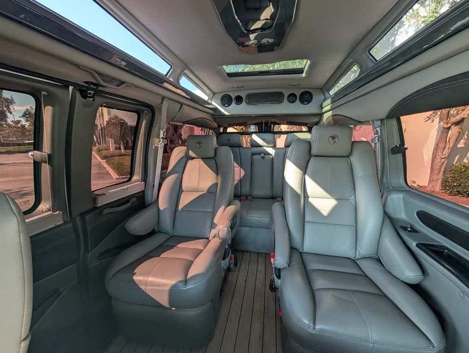 2015 Chevrolet Express - Image 21 of 24