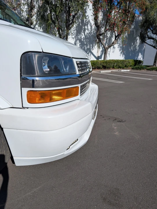 2015 Chevrolet Express - Image 10 of 24