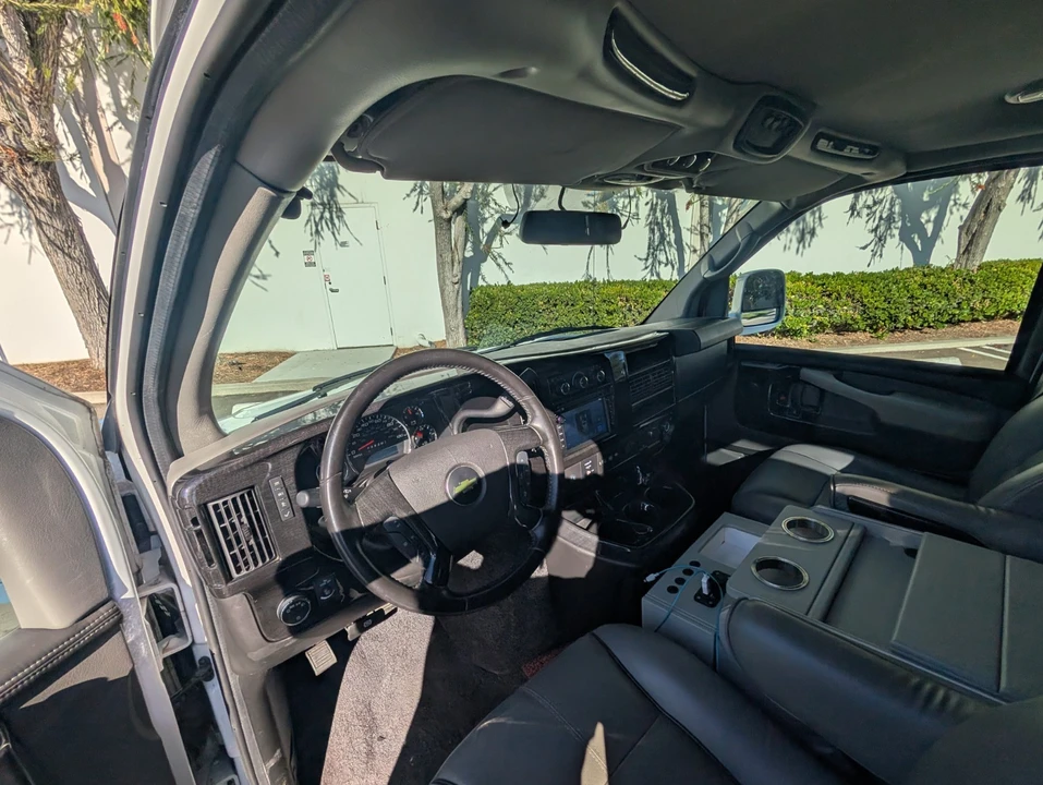 2015 Chevrolet Express - Image 23 of 24