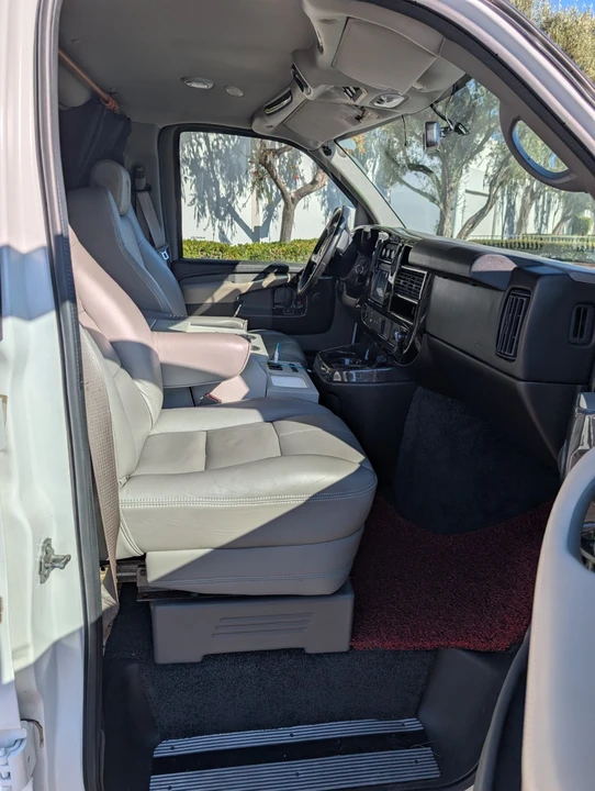 2015 Chevrolet Express - Image 15 of 24