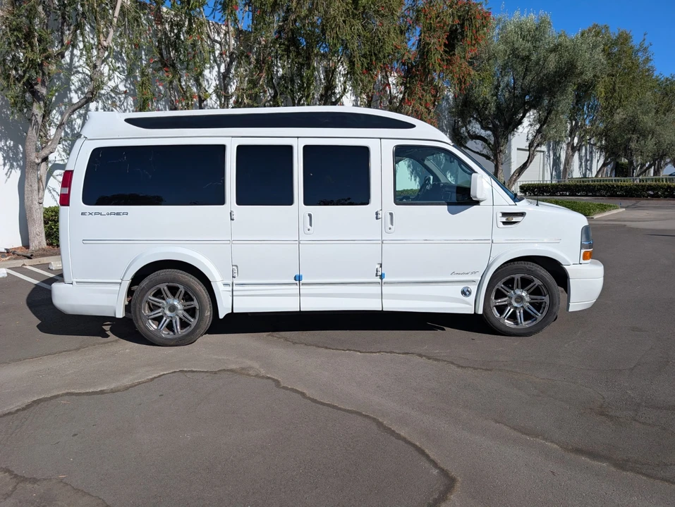 2015 Chevrolet Express - Image 11 of 24