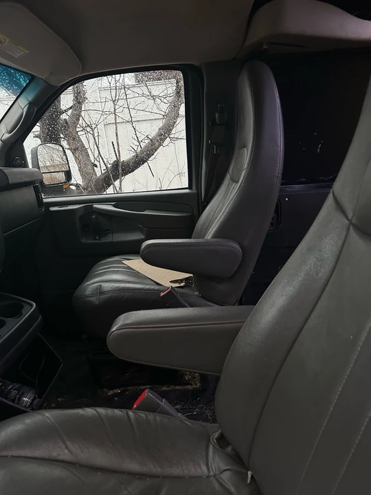 2015 Chevrolet Express - Image 15 of 16