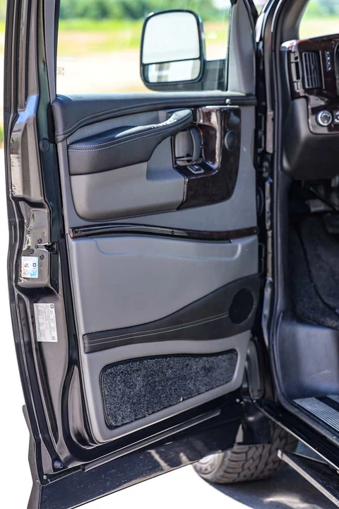 2015 Chevrolet Express - Image 27 of 31