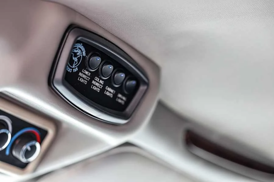 2015 Chevrolet Express - Image 28 of 31