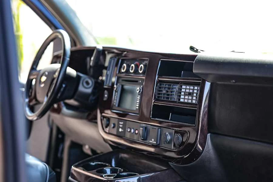 2015 Chevrolet Express - Image 24 of 31