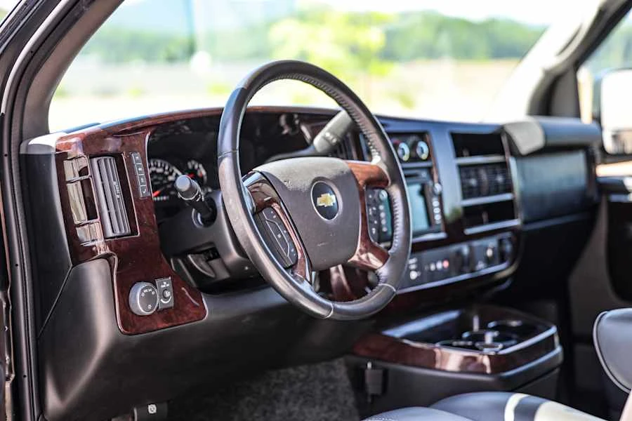 2015 Chevrolet Express - Image 21 of 31
