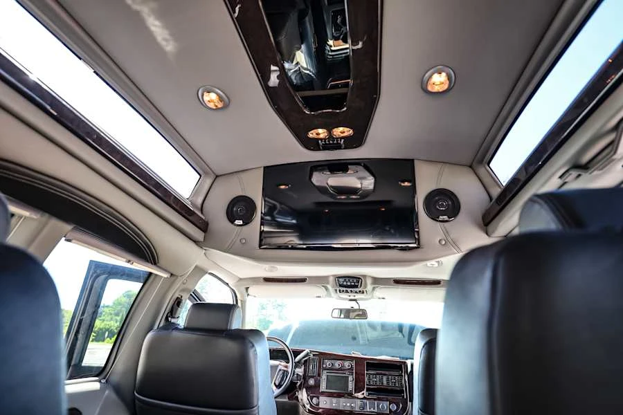 2015 Chevrolet Express - Image 25 of 31