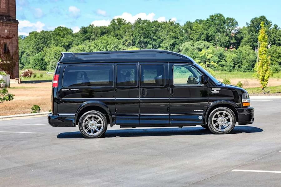 2015 Chevrolet Express - Image 2 of 31