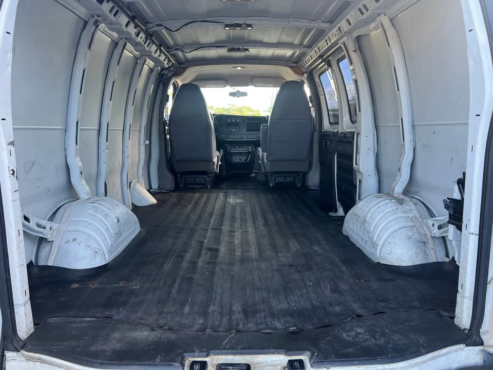 2015 Chevrolet Express - Image 15 of 21
