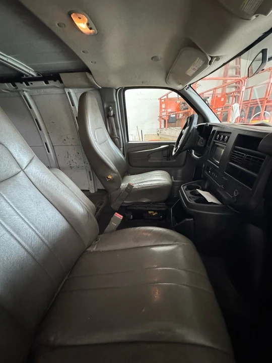 2015 Chevrolet Express - Image 14 of 19