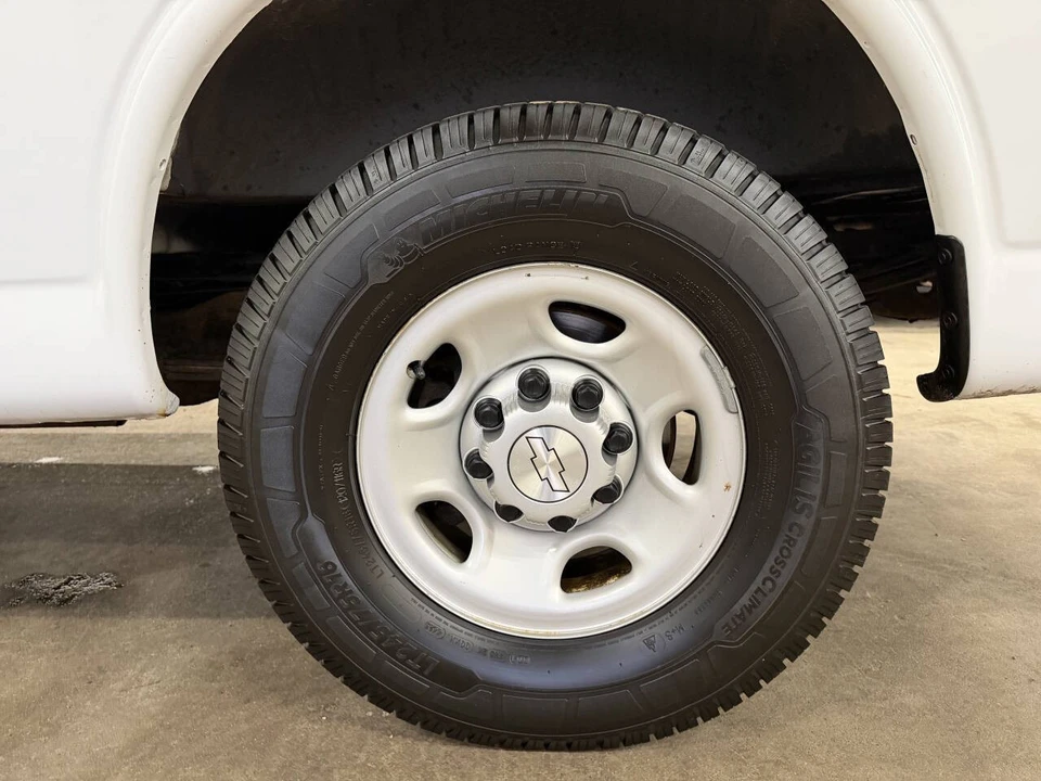 2015 Chevrolet Express - Image 20 of 21