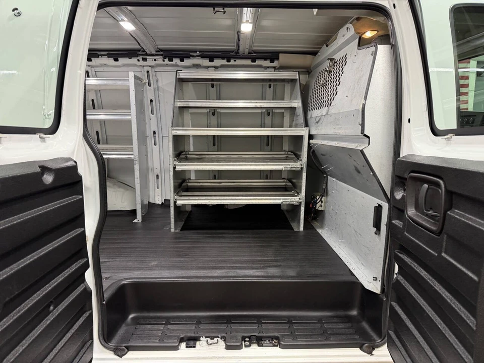 2015 Chevrolet Express - Image 17 of 21