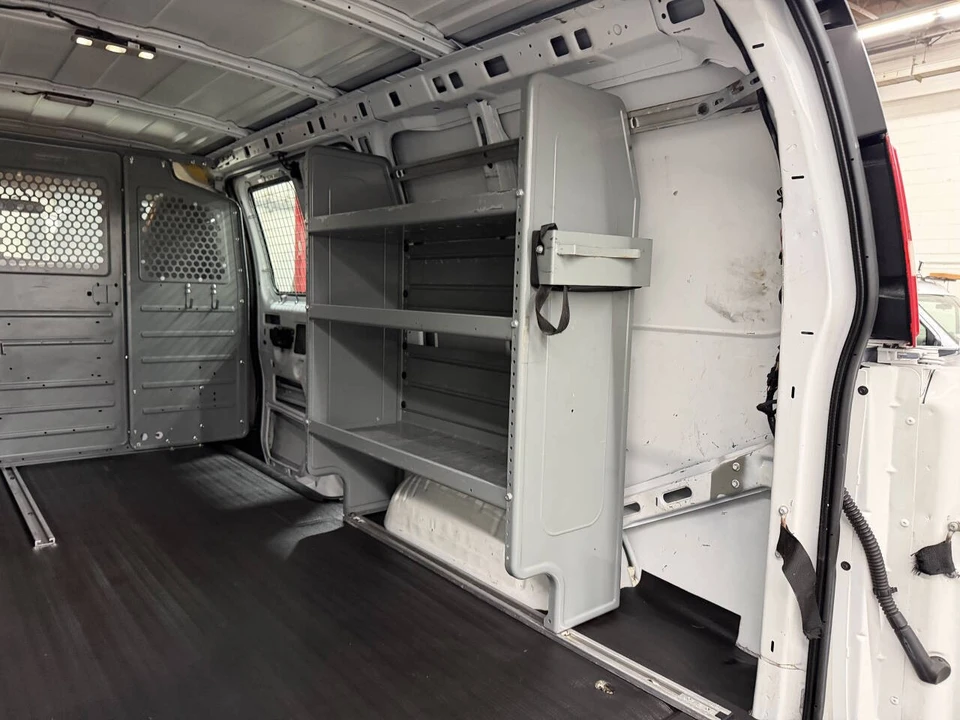 2015 Chevrolet Express - Image 17 of 21