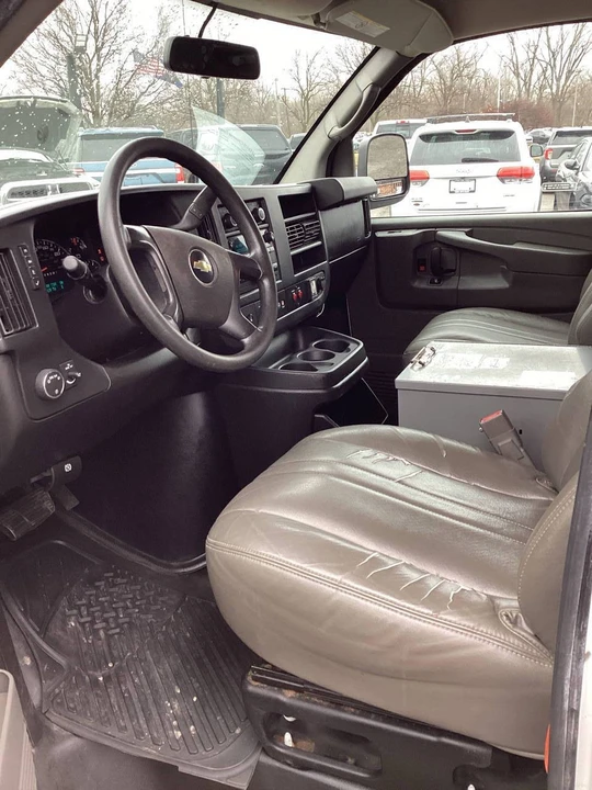 2015 Chevrolet Express - Image 19 of 21