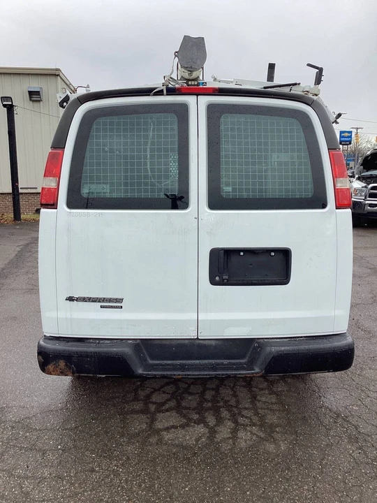 2015 Chevrolet Express - Image 17 of 21