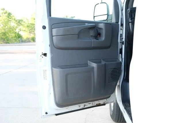 2015 Chevrolet Express - Image 19 of 21