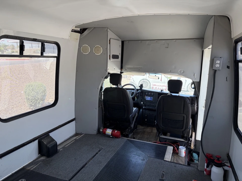 2015 Chevrolet Express - Image 6 of 9