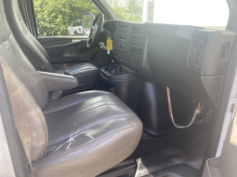 2015 Chevrolet Express - Image 10 of 21