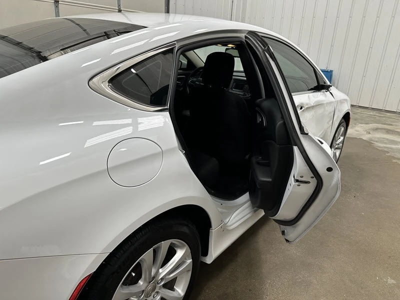 2015 Chrysler 200 - Image 16 of 21