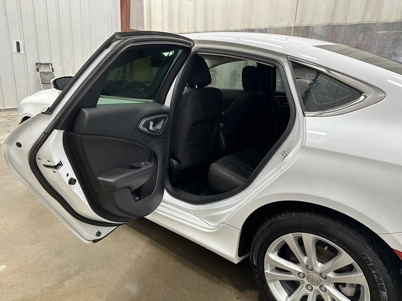 2015 Chrysler 200 - Image 12 of 21