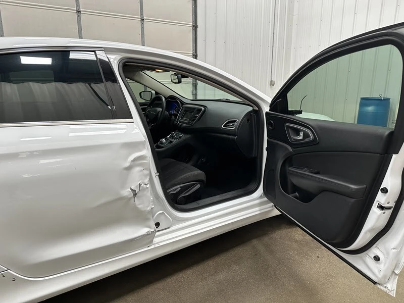 2015 Chrysler 200 - Image 17 of 21