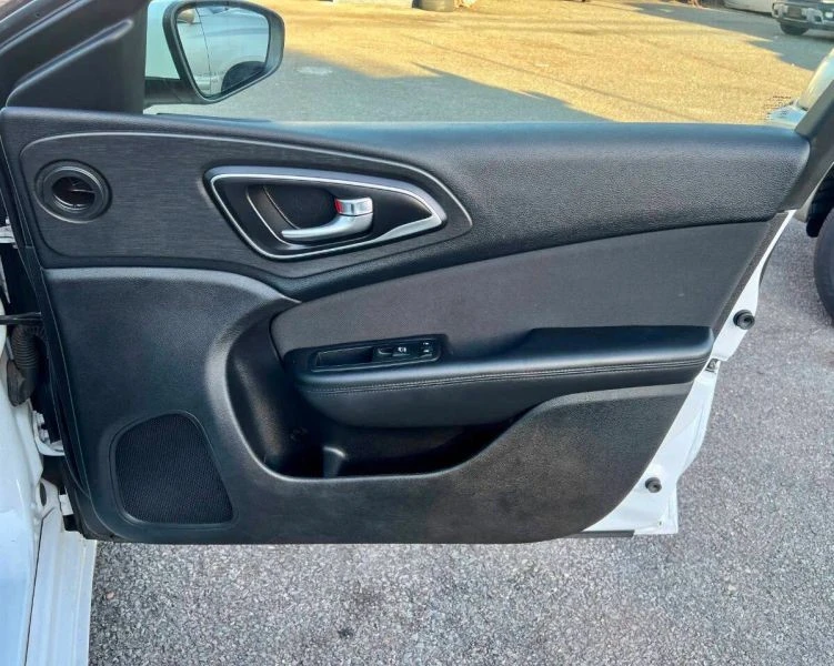 2015 Chrysler 200 - Image 9 of 12