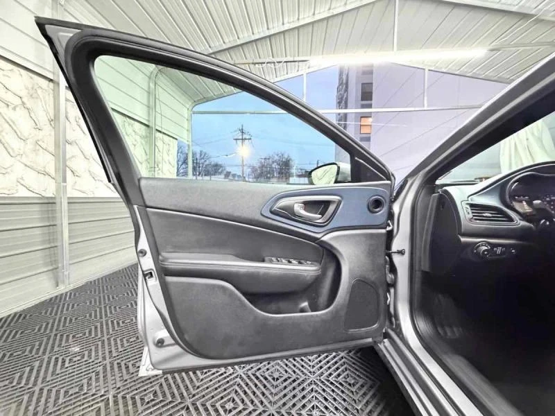 2015 Chrysler 200 - Image 10 of 12