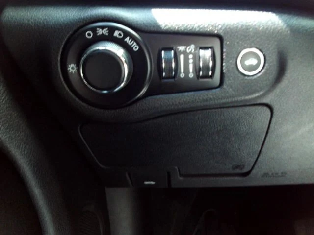 2015 Chrysler 200 - Image 10 of 21