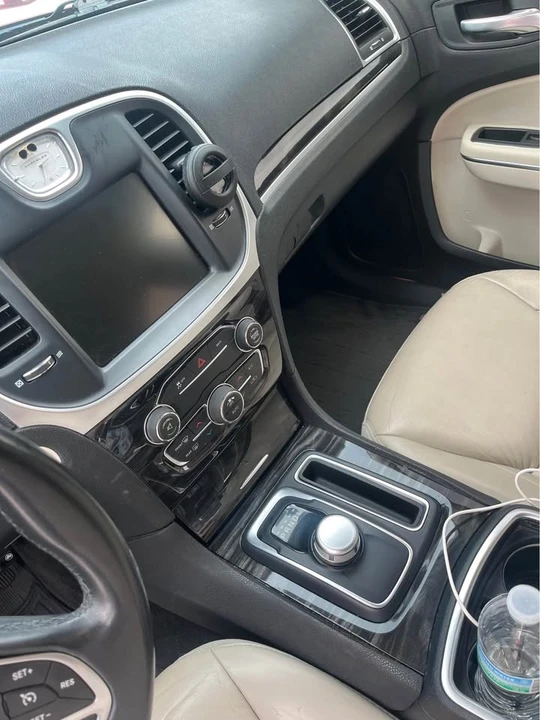 2015 Chrysler 300 (2005-2023) - Image 10 of 11