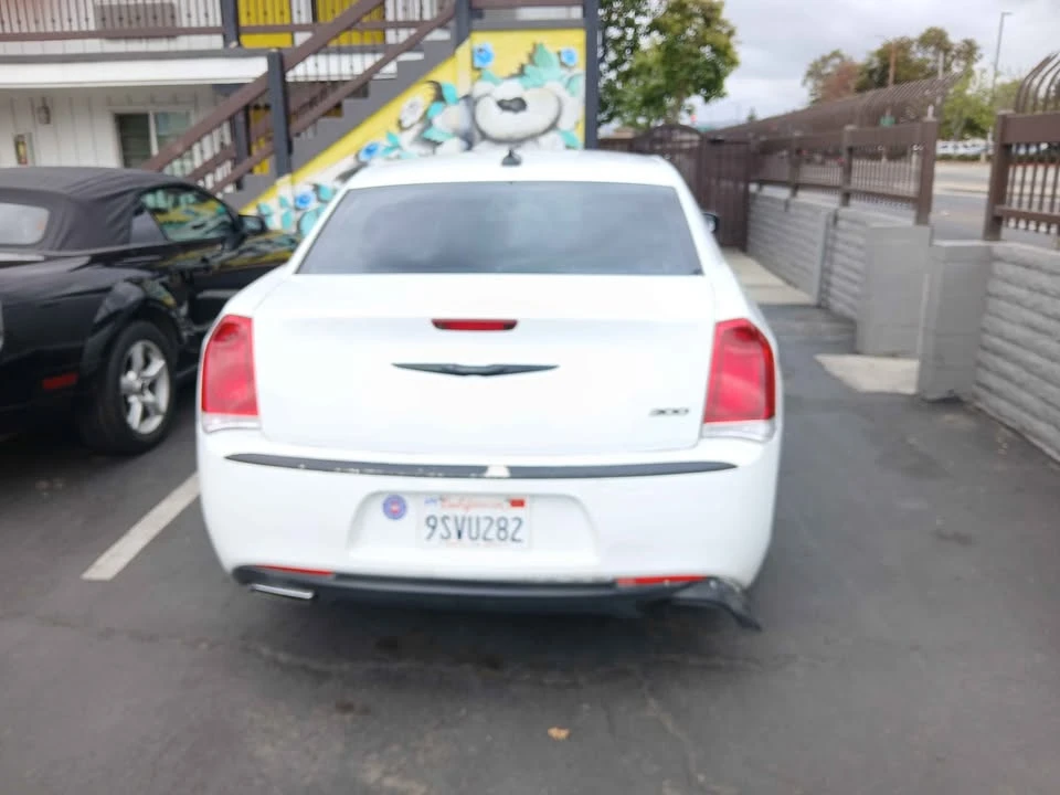 2015 Chrysler 300 (2005-2023) - Image 4 of 9