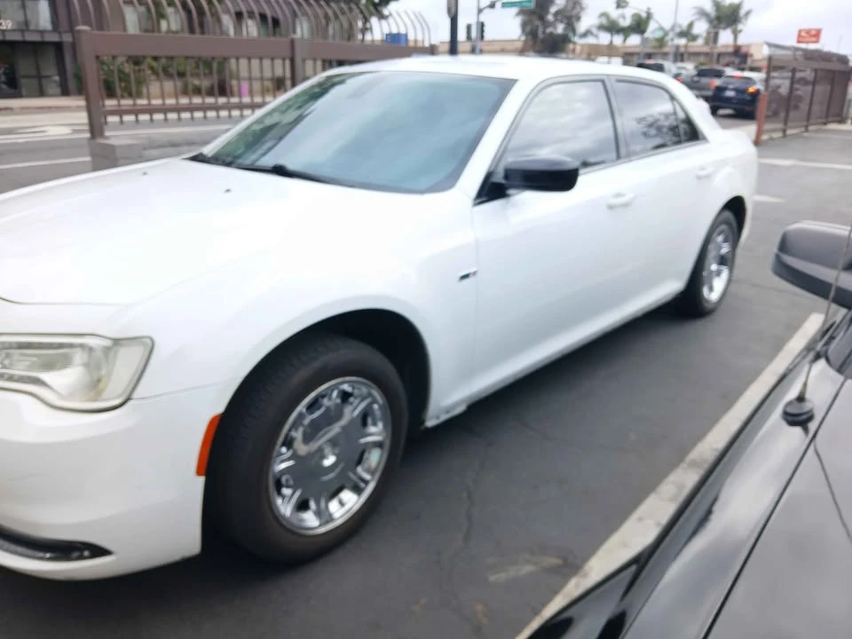 2015 Chrysler 300 (2005-2023) - Image 5 of 9
