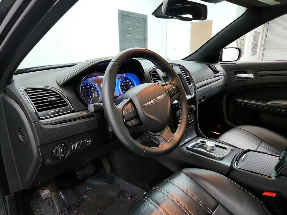 2015 Chrysler 300 (2005-2023) - Image 13 of 21