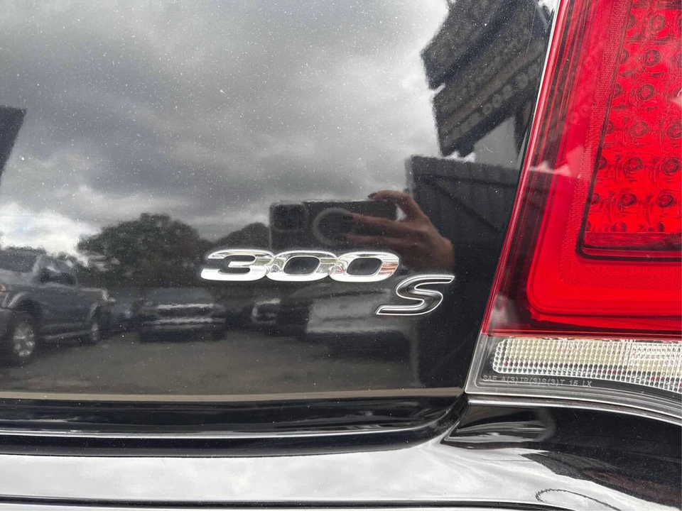 2015 Chrysler 300 (2005-2023) - Image 14 of 21