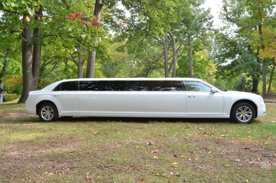 2015 Chrysler 300 (2005-2023) - Image 4 of 17