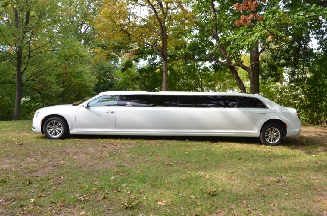 2015 Chrysler 300 (2005-2023) - Image 2 of 17