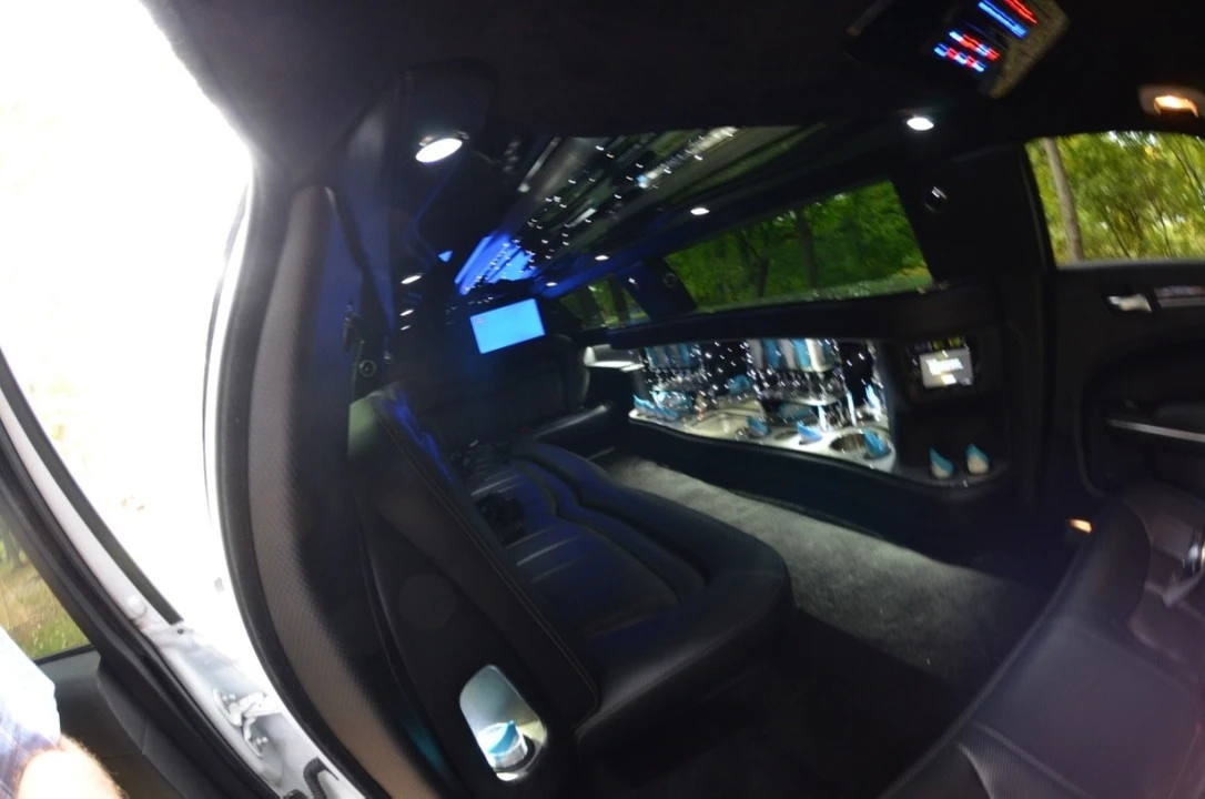 2015 Chrysler 300 (2005-2023) - Image 6 of 17