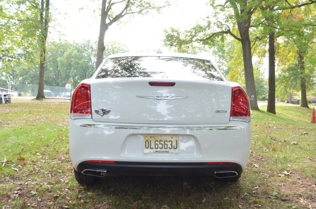 2015 Chrysler 300 (2005-2023) - Image 3 of 17
