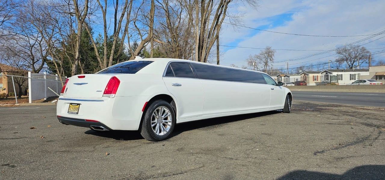 2015 Chrysler 300 (2005-2023) - Image 4 of 18