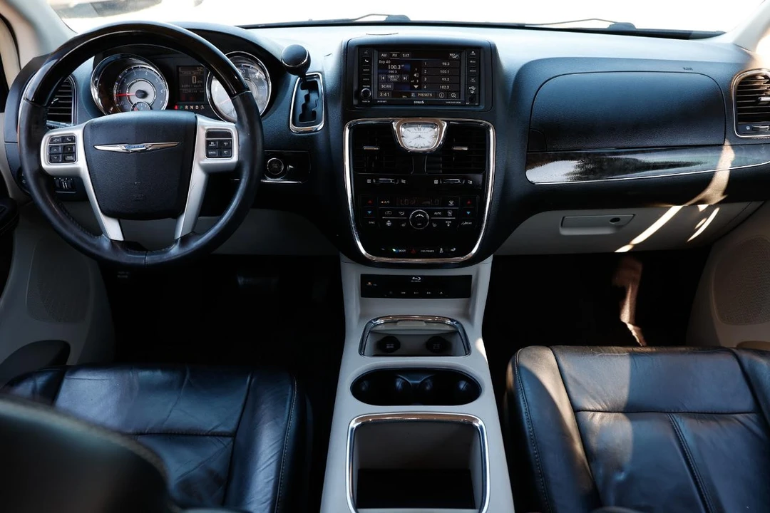 2015 Chrysler Town & Country - Image 2 of 21