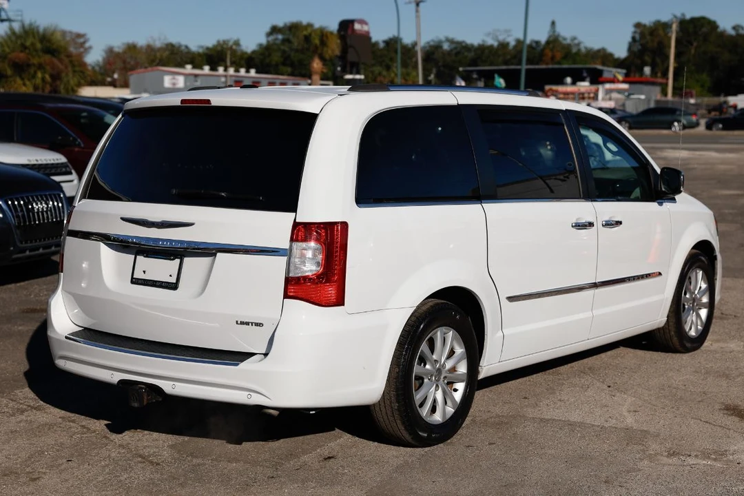 2015 Chrysler Town & Country - Image 11 of 21