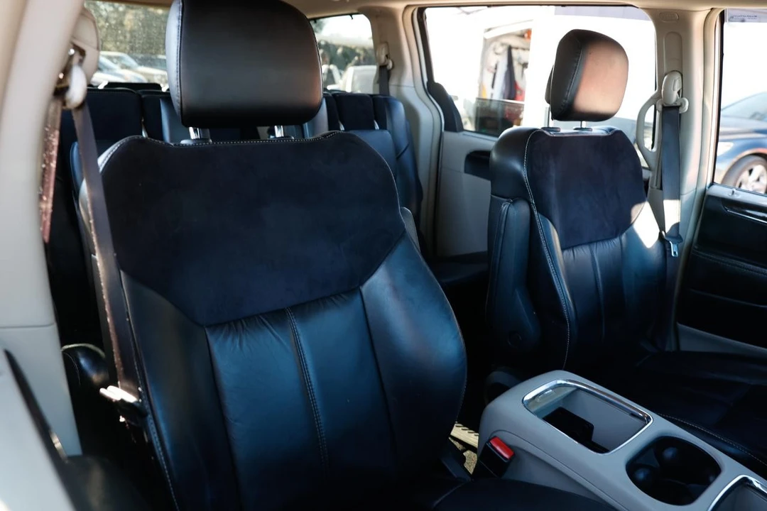 2015 Chrysler Town & Country - Image 16 of 21