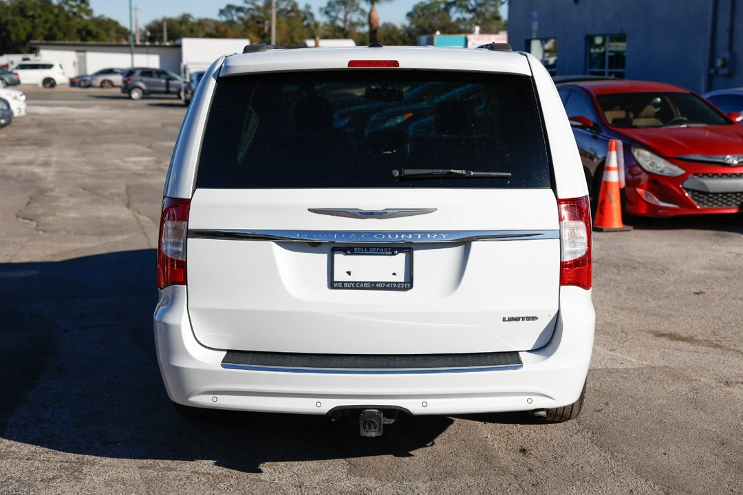 2015 Chrysler Town & Country - Image 9 of 12
