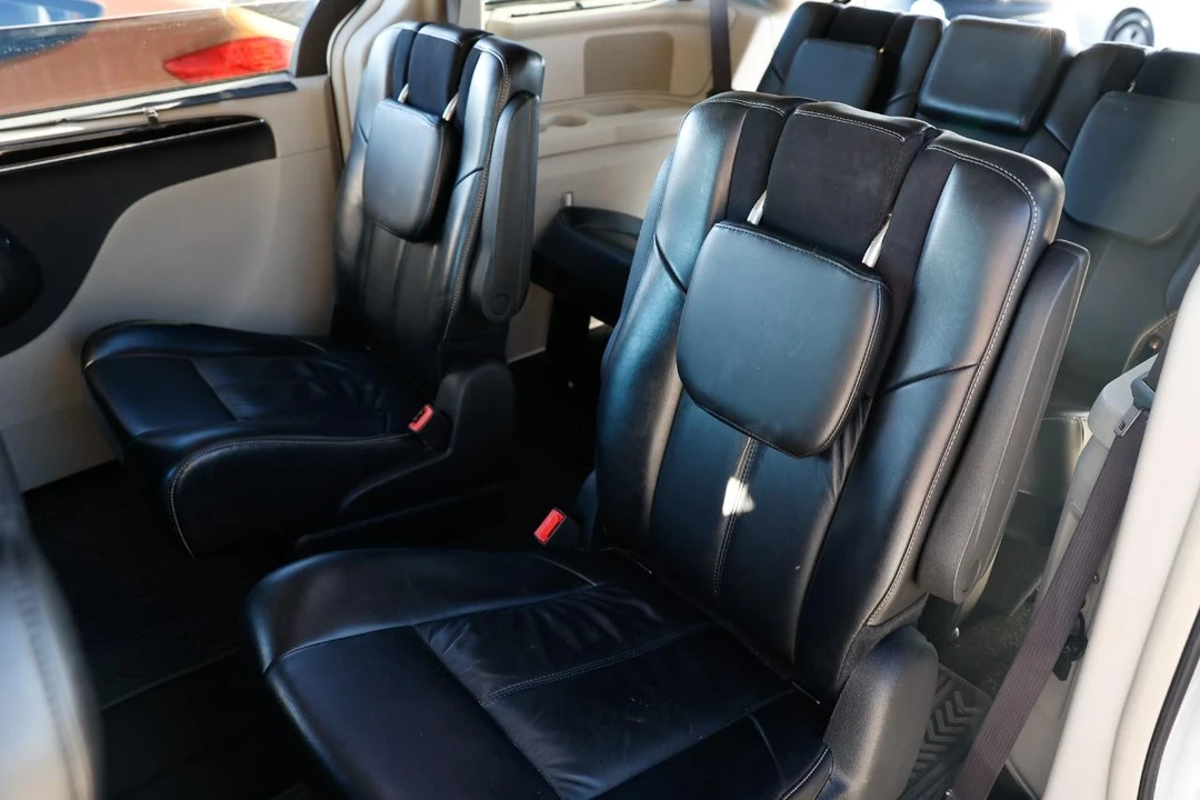 2015 Chrysler Town & Country - Image 8 of 21